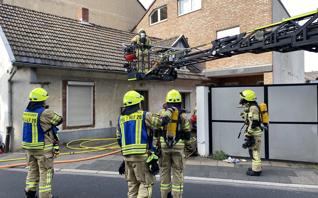 Rauchentwicklung aus einem Dachstuhl