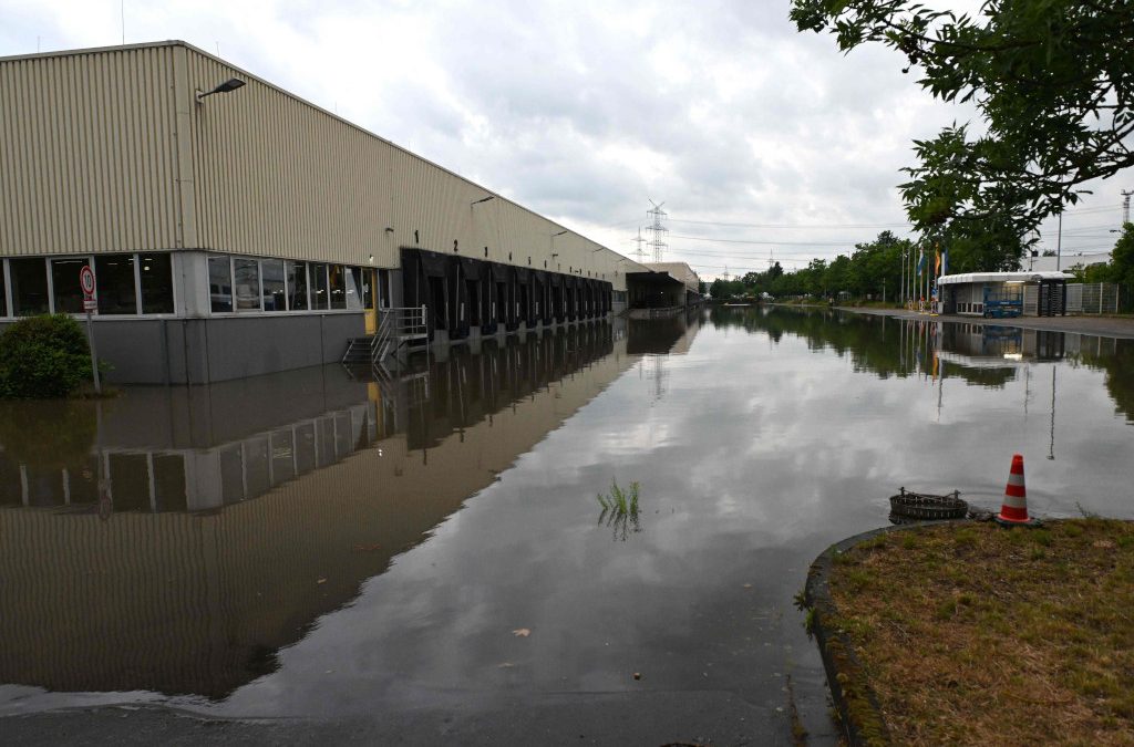 Logistikhalle drohte nach starkem Regen mit Wasser vollzulaufen