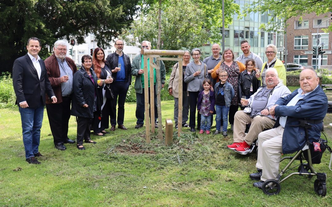 Ein Baum erinnert an jahrzehntelanges Engagement