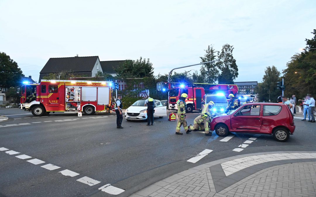 Verkehrsunfall im Kreuzungsbereich – Eine Person schwer verletzt