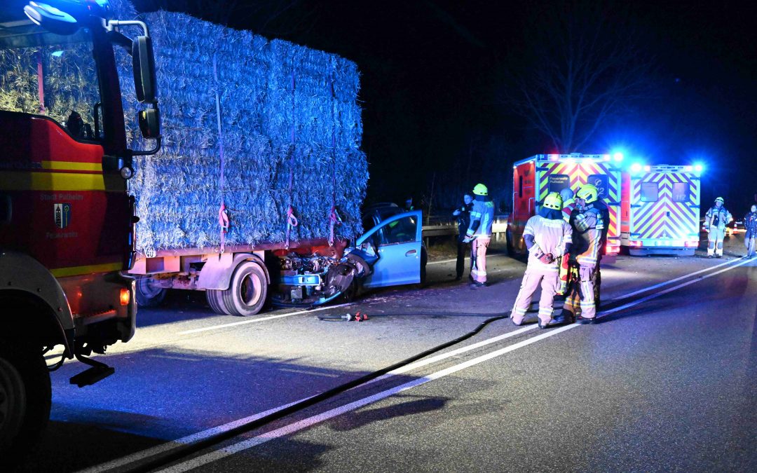 Pulheim – Auffahrunfall eines PKW mit Heuanhänger