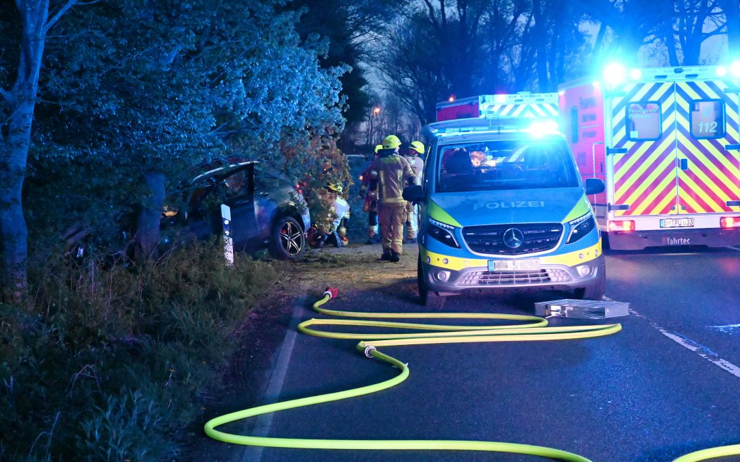 Pulheim: PKW prallte auf der Bonnstraße gegen Baum