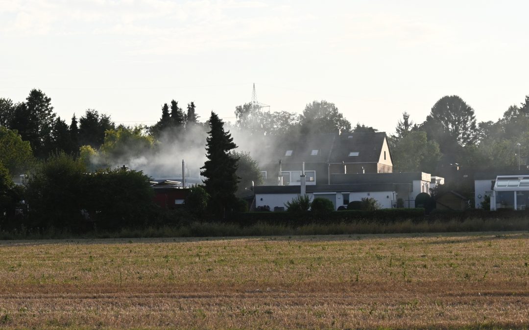 Heckenbrand bedroht Bungalow