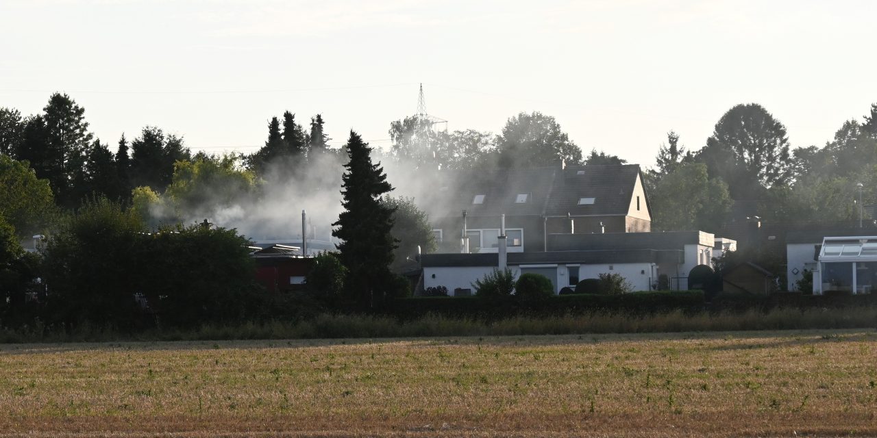 Heckenbrand bedroht Bungalow