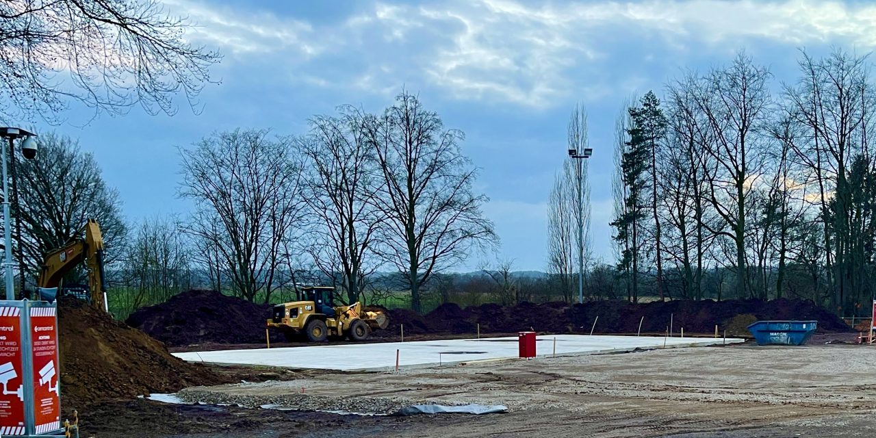 Baumaßnahme Flüchtlingsunterkunft: Verwaltung bleibt Antworten schuldig – Entwässerung in Brauweiler „durchs Rost“ gefallen“